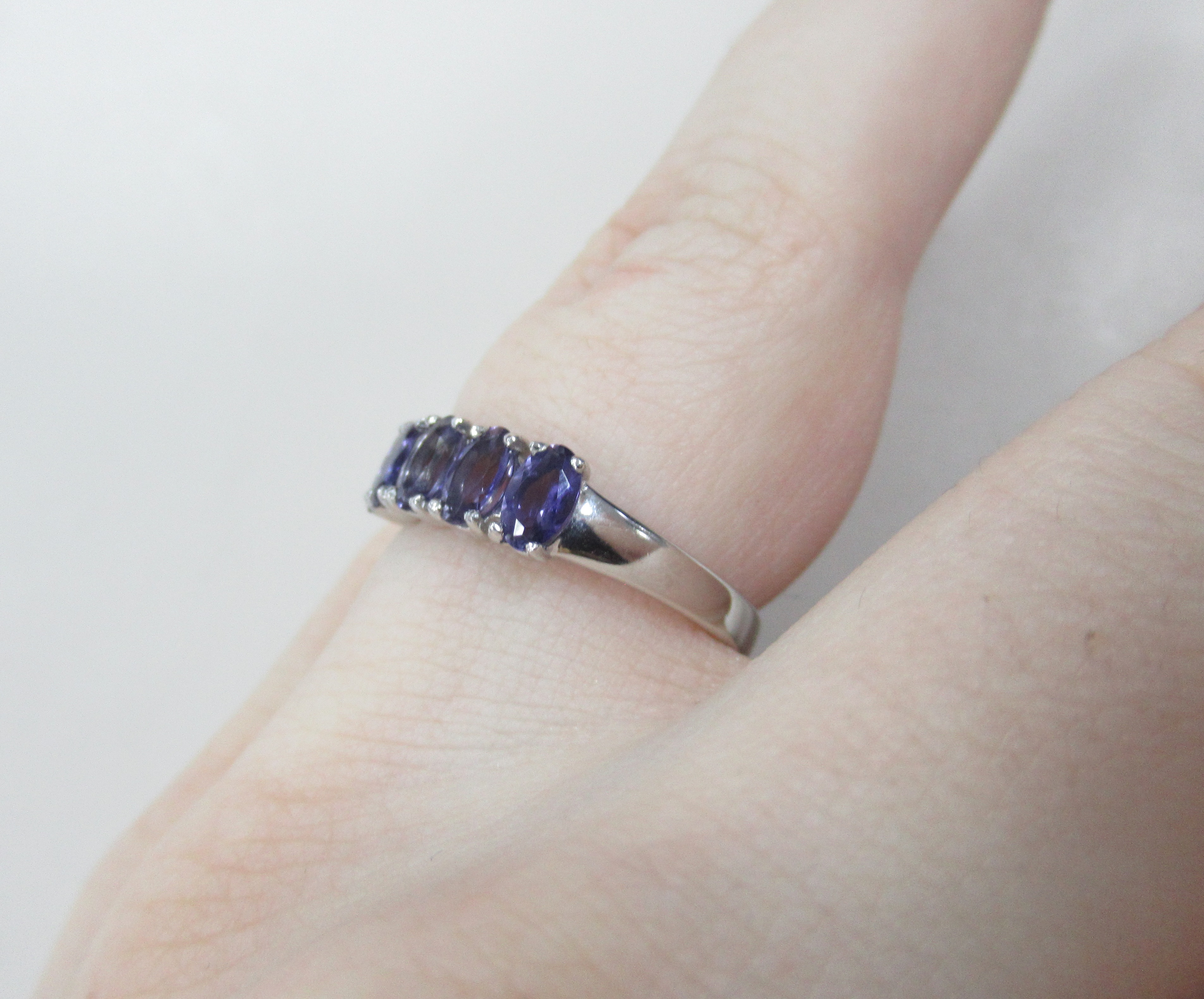 Серебряное кольцо с иолитами